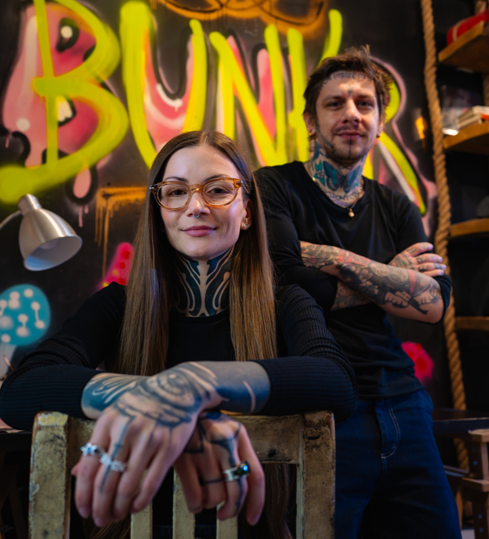 Tatér a piercer ve studiu BUNKR Tattoo